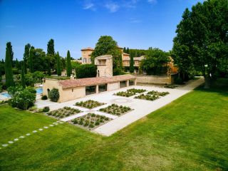 property 20 Rooms for seasonal rent on LAMBESC (13410)