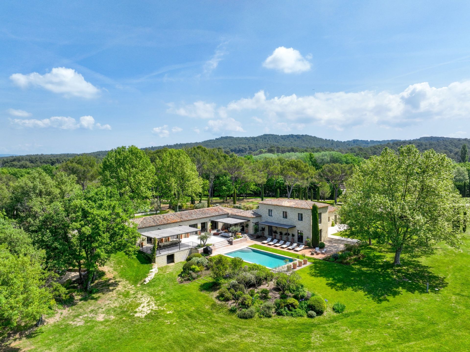 house 15 Rooms for sale on MEYRARGUES (13650)