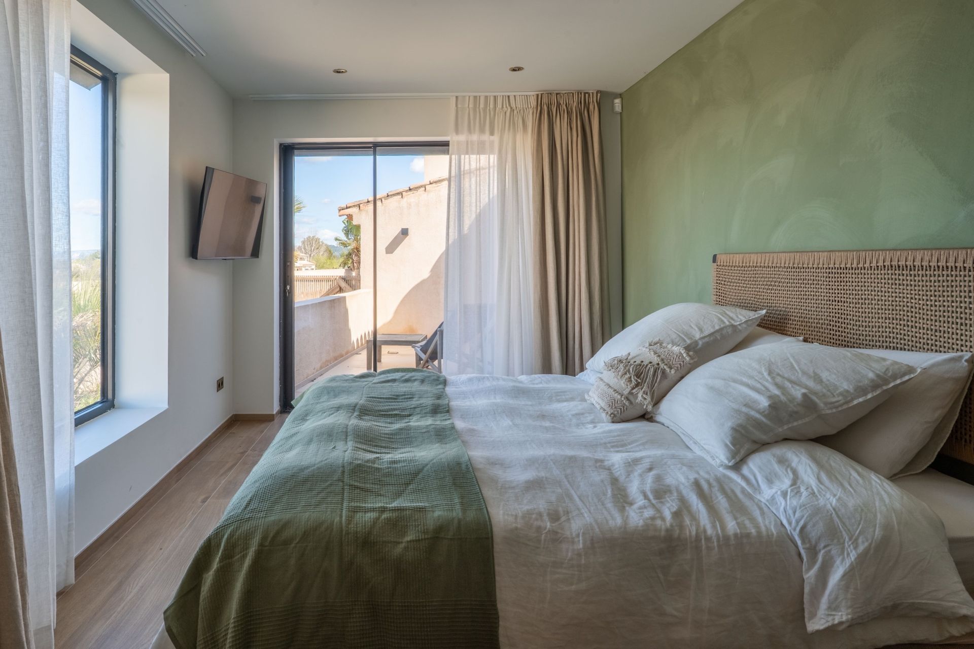 house 8 Rooms for sale on EYGALIERES (13810)