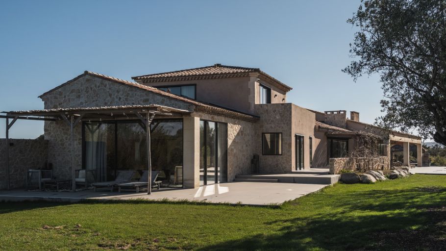 house 8 Rooms for sale on EYGALIERES (13810)