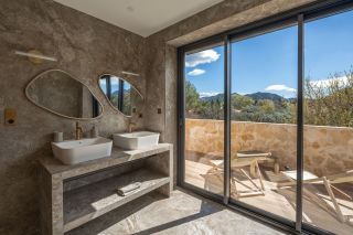 house 8 Rooms for sale on EYGALIERES (13810)