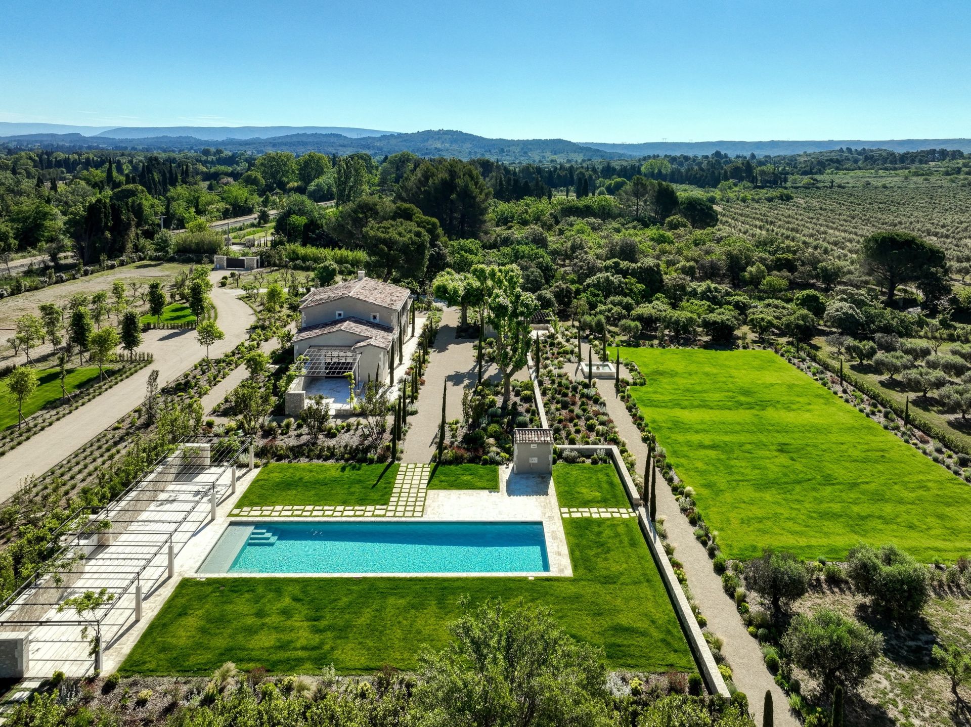 house 10 Rooms for sale on EYGALIERES (13810)