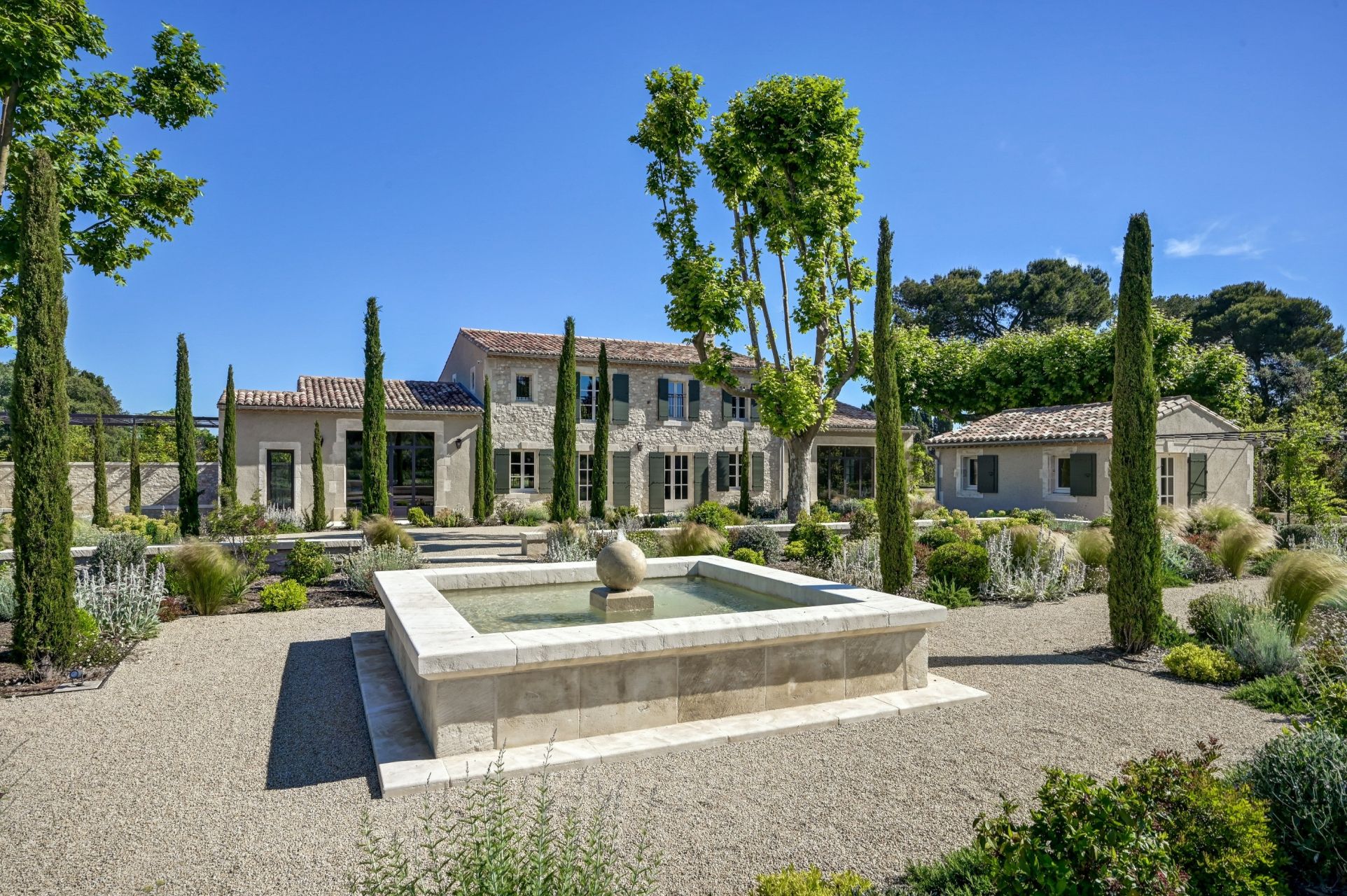house 10 Rooms for sale on EYGALIERES (13810)