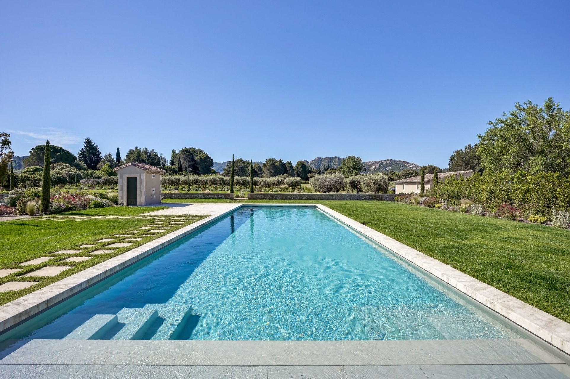 house 10 Rooms for sale on EYGALIERES (13810)