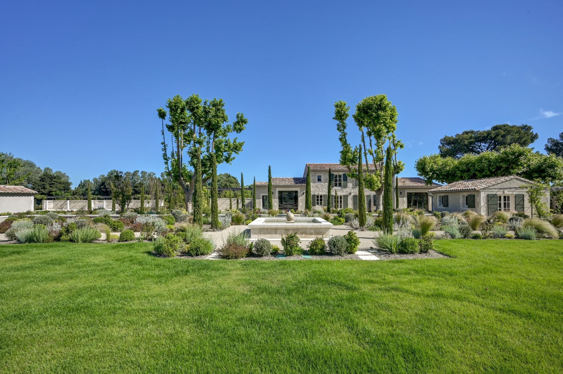 house 10 Rooms for sale on EYGALIERES (13810)