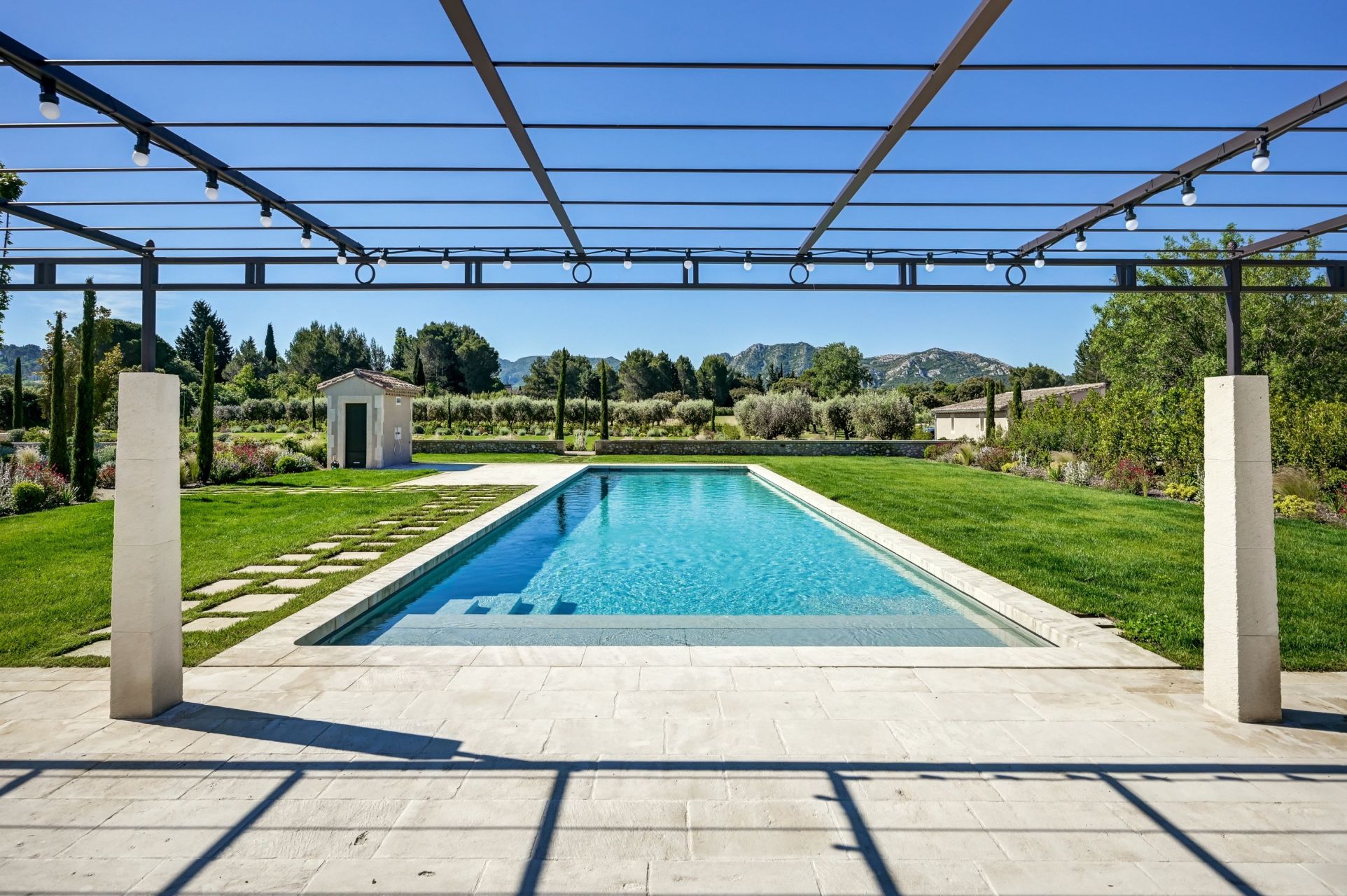 house 10 Rooms for sale on EYGALIERES (13810)