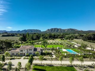 house 10 Rooms for sale on EYGALIERES (13810)