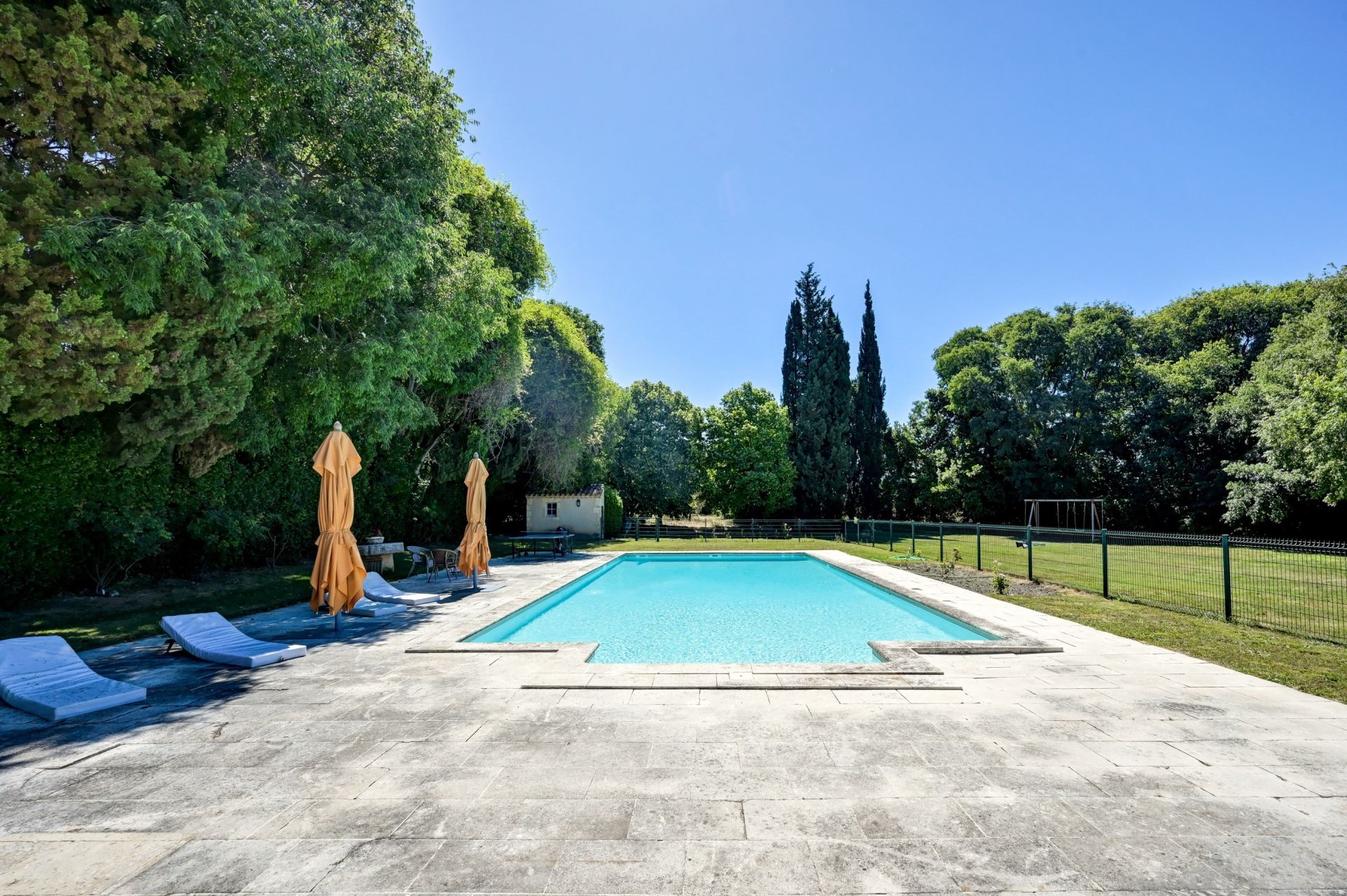 house 25 Rooms for sale on FONTVIEILLE (13990)