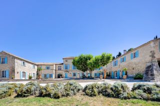 house 25 Rooms for sale on FONTVIEILLE (13990)