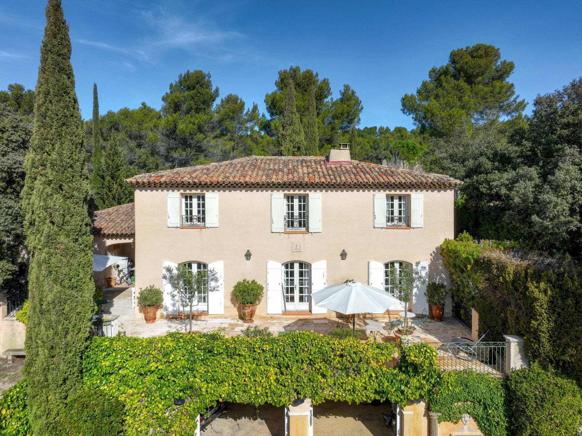 house 8 Rooms for sale on AIX EN PROVENCE (13100)