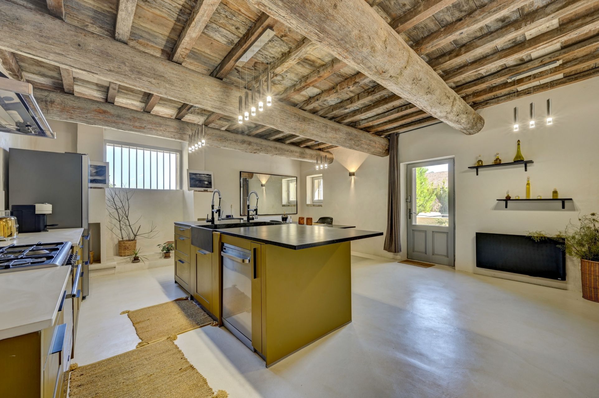 mas 15 Rooms for sale on ARLES (13200)