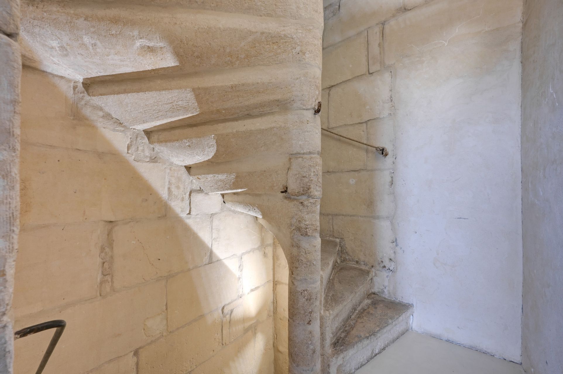 townhouse 4 Rooms for sale on ARLES (13200)