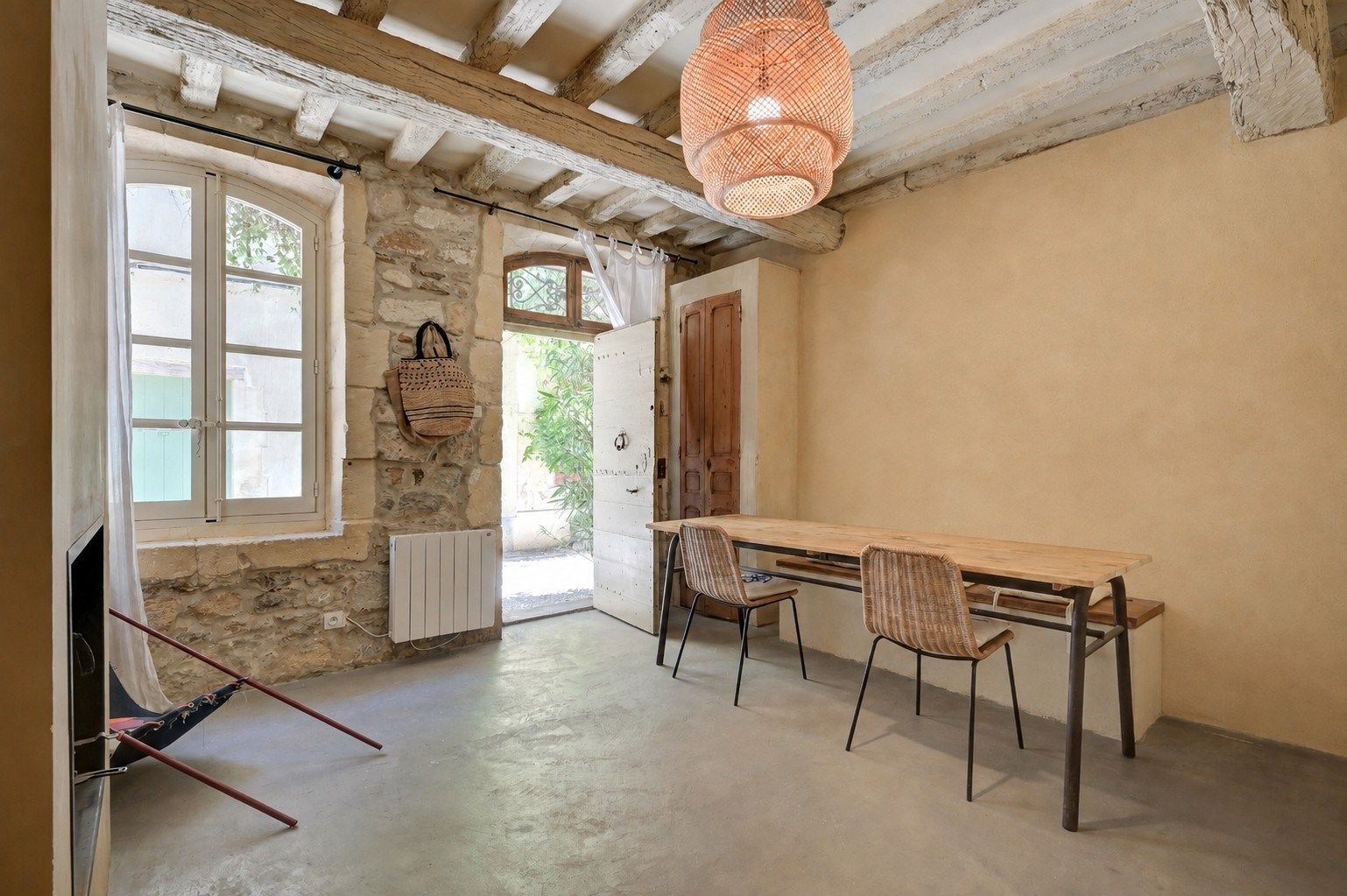 townhouse 4 Rooms for sale on ARLES (13200)