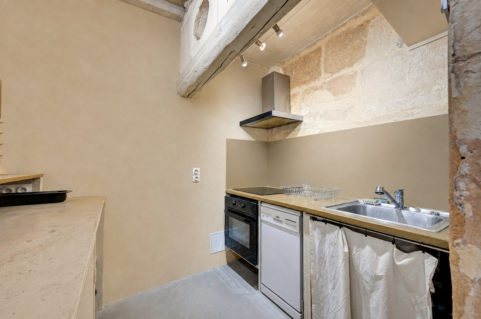 townhouse 4 Rooms for sale on ARLES (13200)