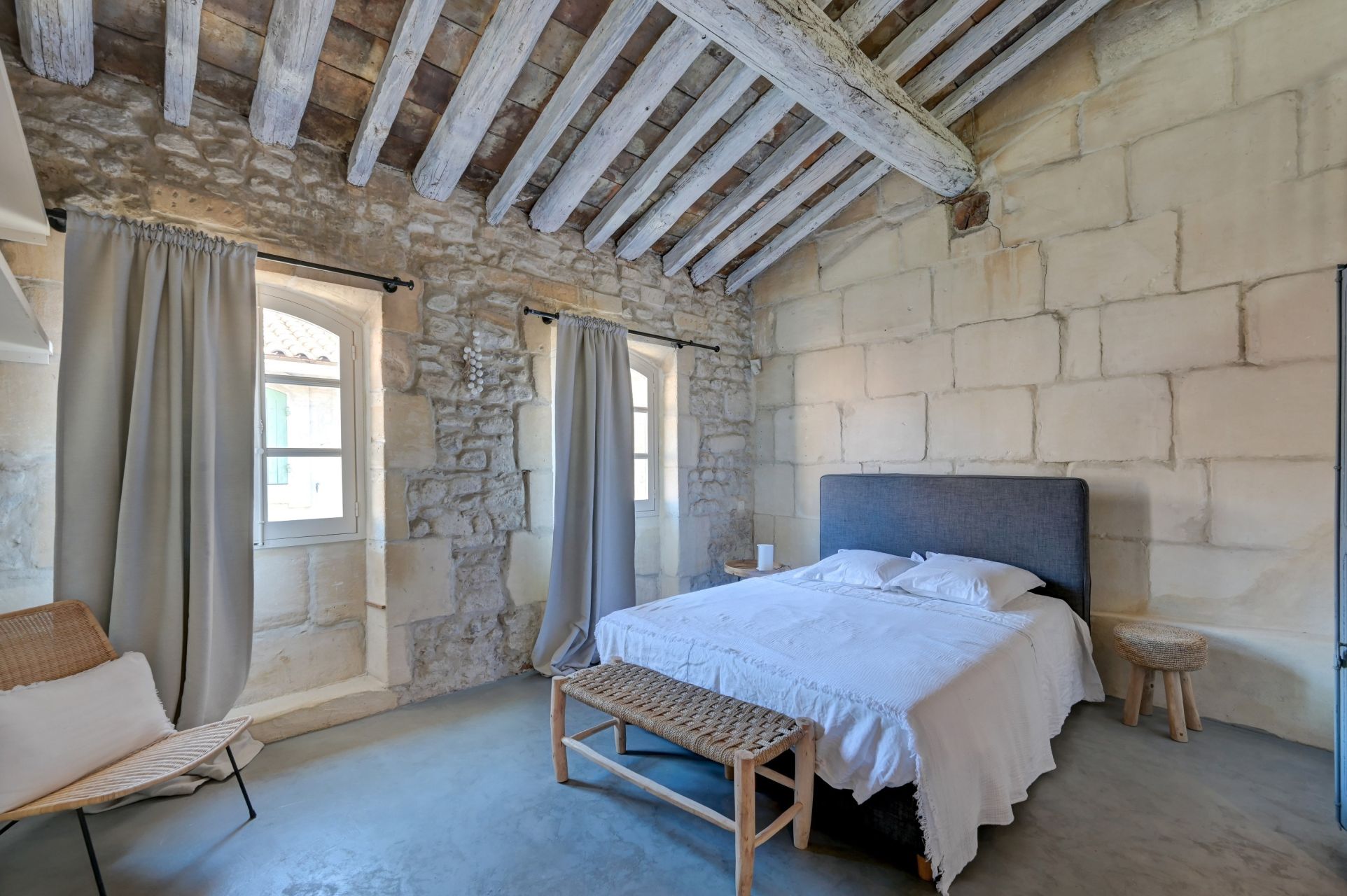 townhouse 4 Rooms for sale on ARLES (13200)