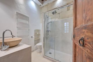 townhouse 4 Rooms for sale on ARLES (13200)