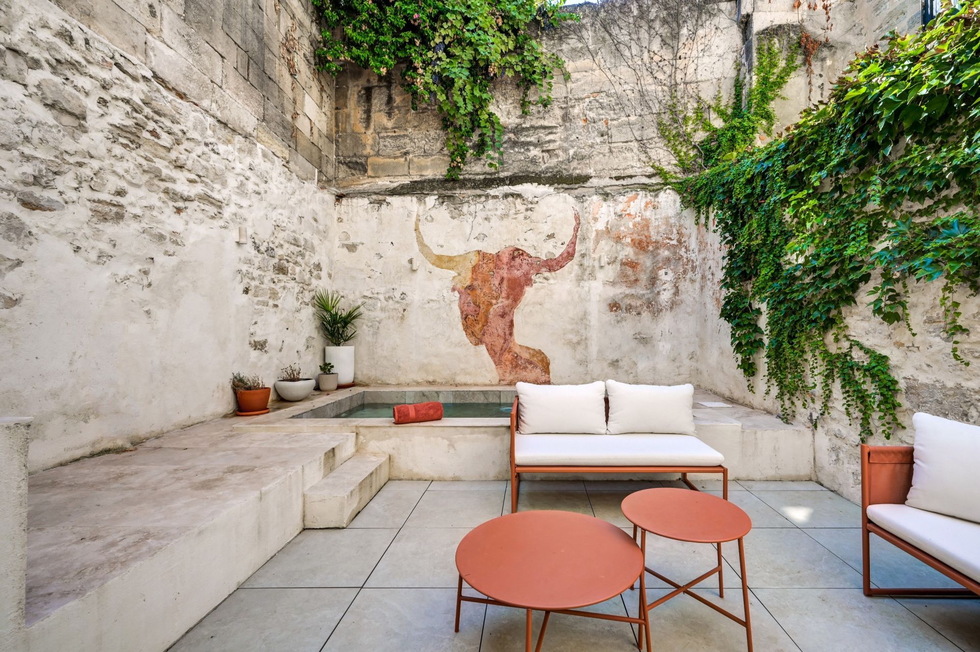 townhouse 6 Rooms for sale on ARLES (13200)