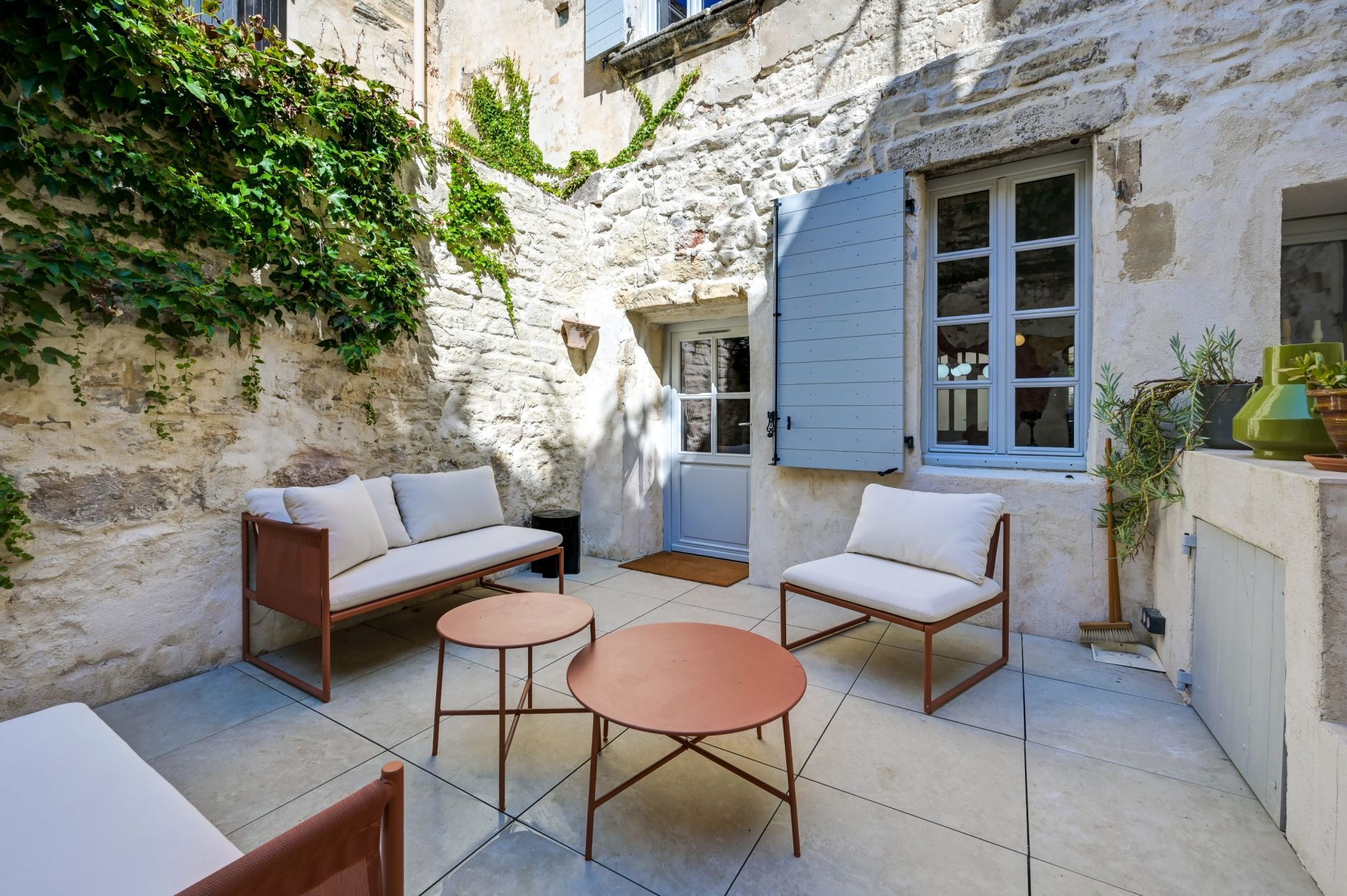 townhouse 6 Rooms for sale on ARLES (13200)