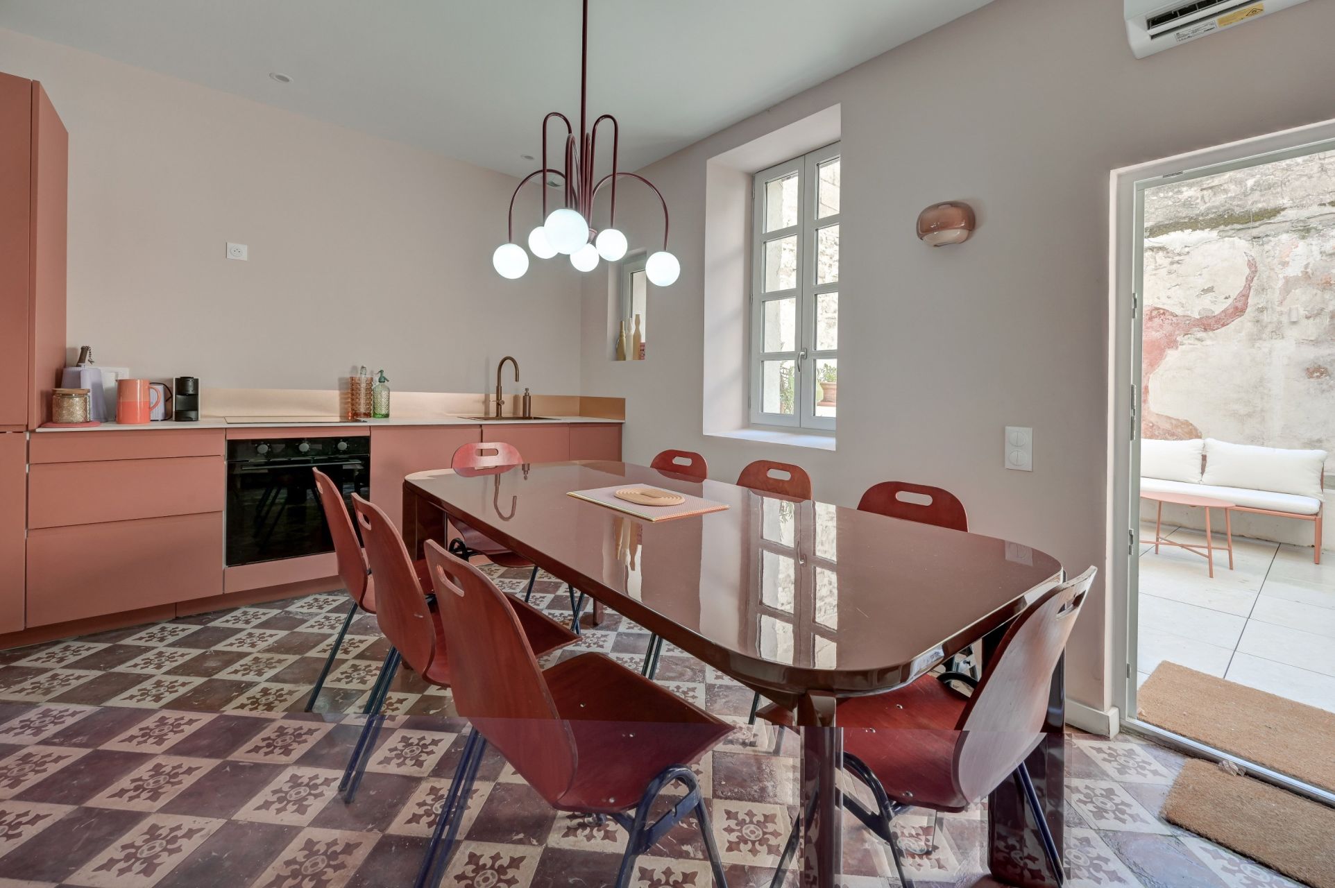 townhouse 6 Rooms for sale on ARLES (13200)