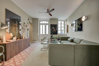townhouse 6 Rooms for sale on ARLES (13200)