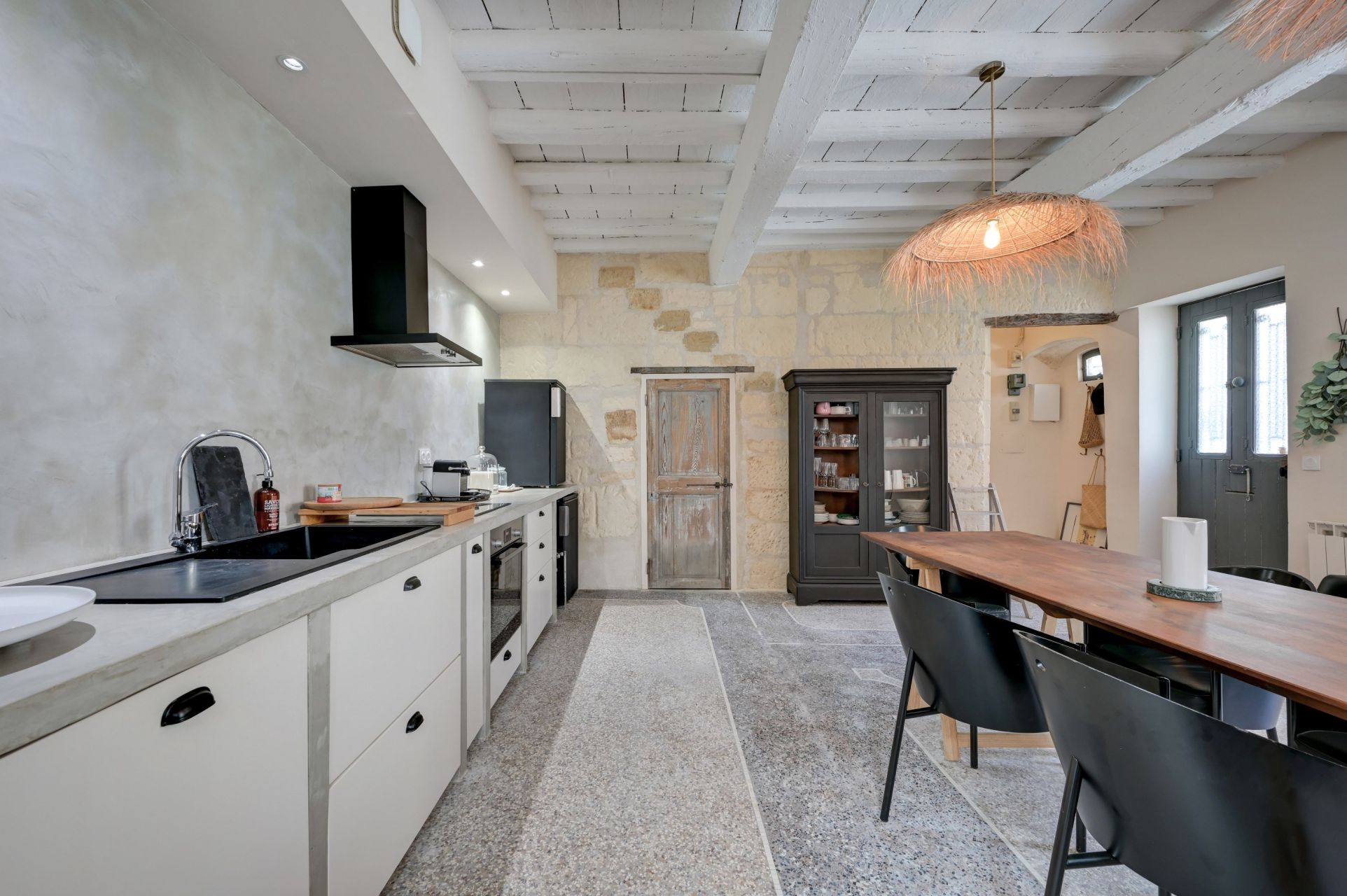townhouse 4 Rooms for sale on ARLES (13200)