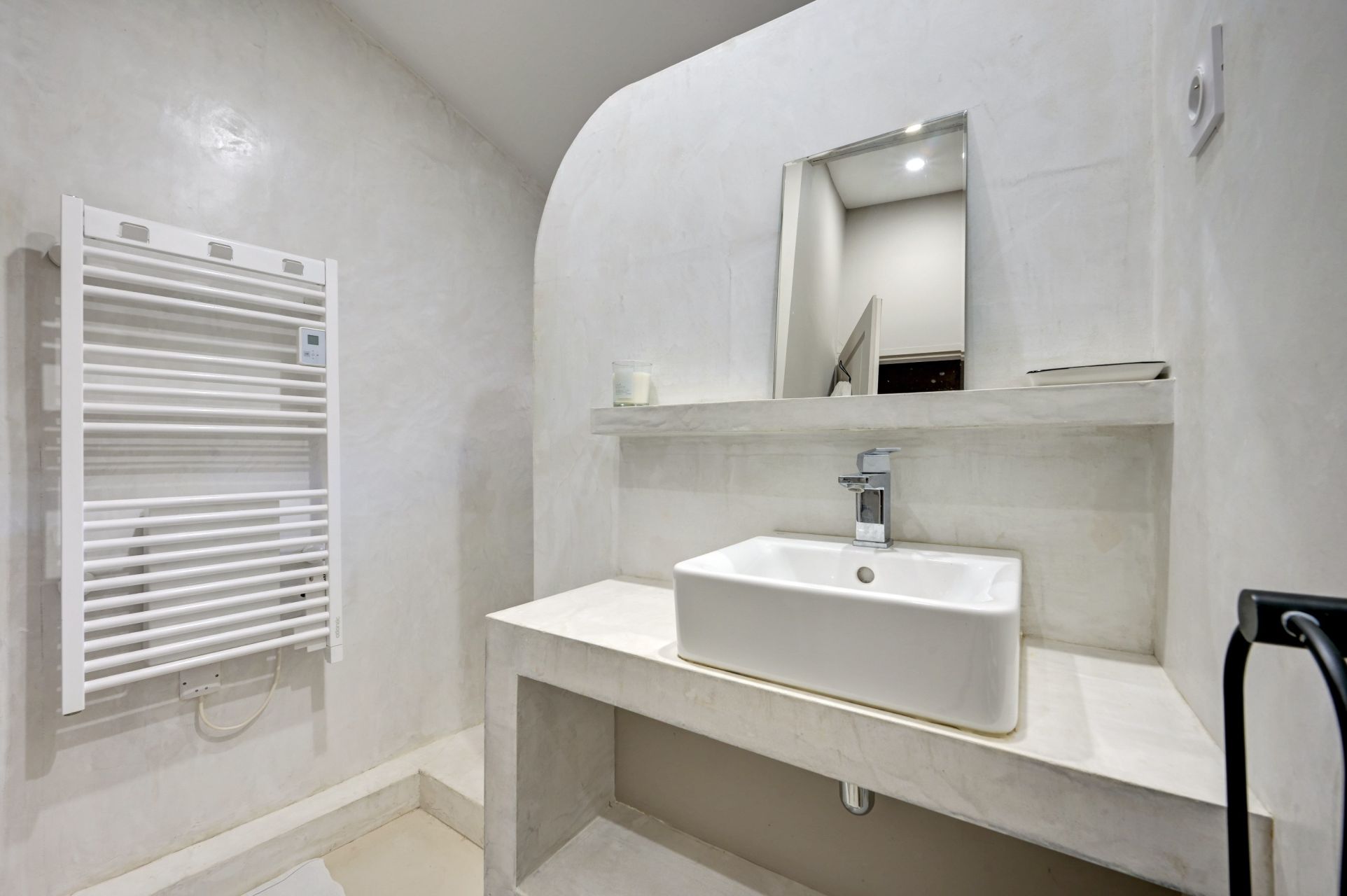 townhouse 4 Rooms for sale on ARLES (13200)
