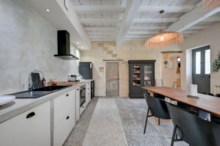 townhouse 4 Rooms for sale on ARLES (13200)