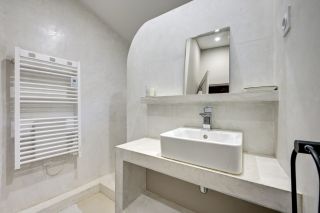 townhouse 4 Rooms for sale on ARLES (13200)
