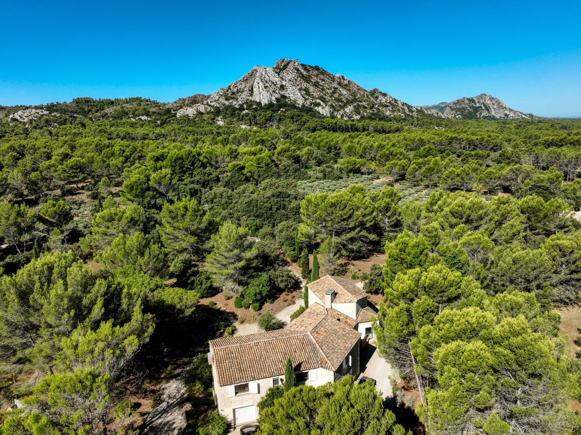 house 10 Rooms for sale on EYGALIERES (13810)