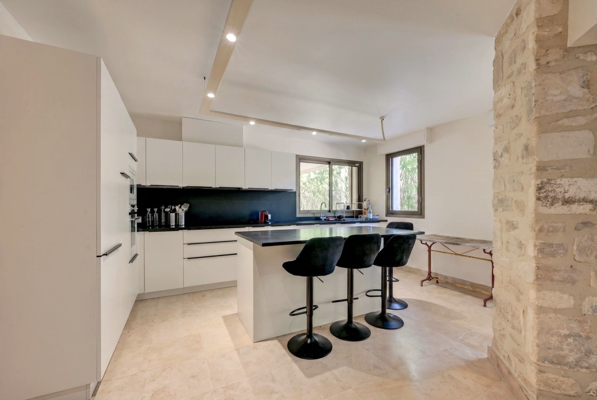 house 10 Rooms for sale on EYGALIERES (13810)