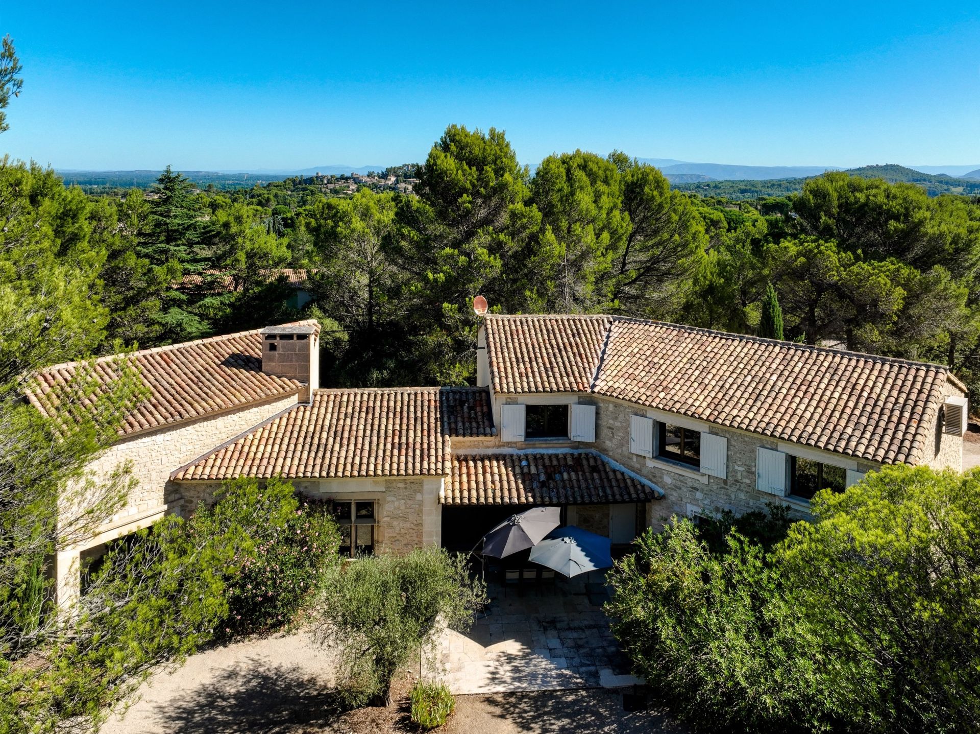 house 10 Rooms for sale on EYGALIERES (13810)