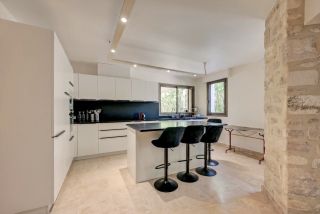 house 10 Rooms for sale on EYGALIERES (13810)