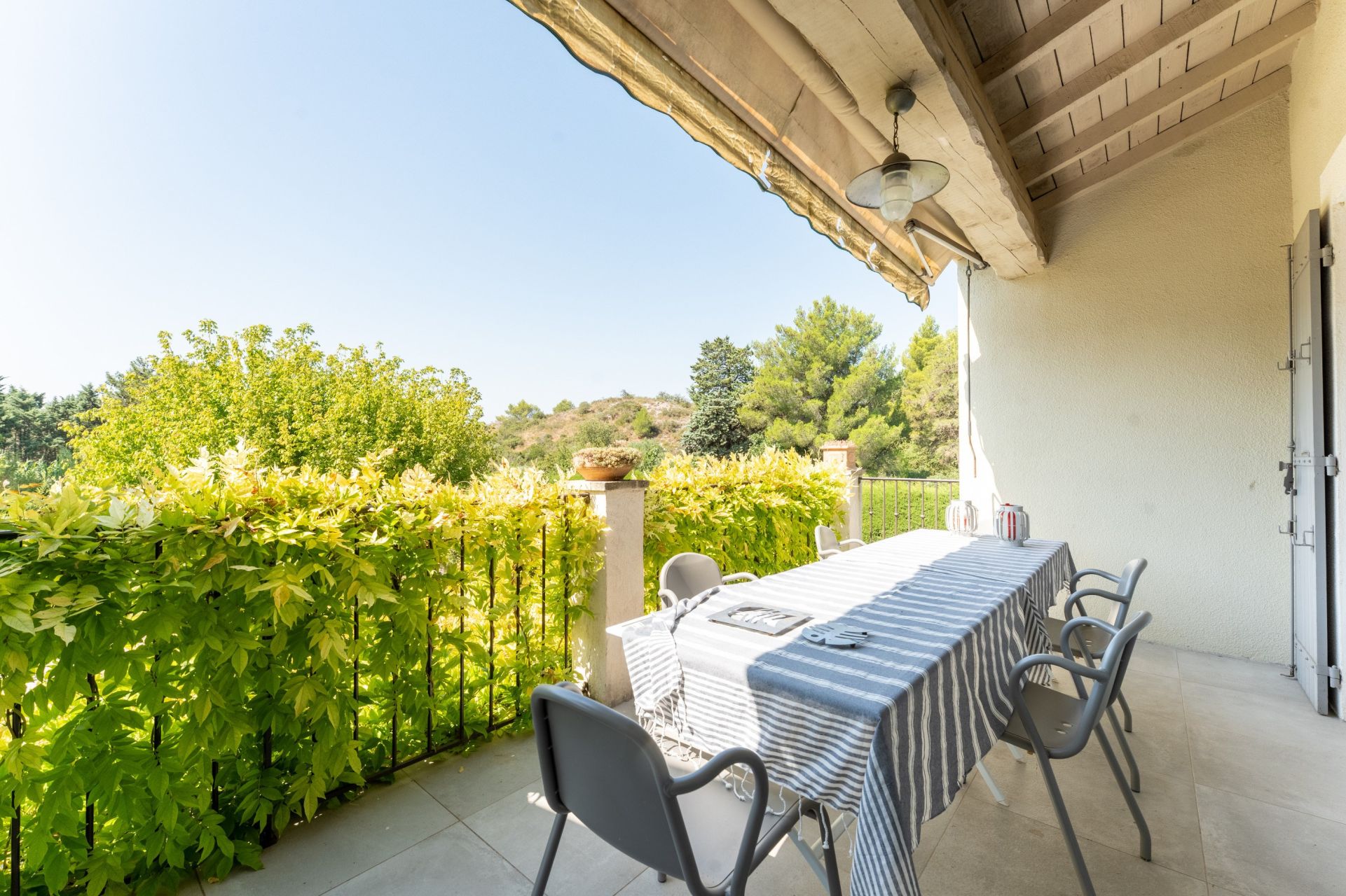 traditional house 8 Rooms for sale on FONTVIEILLE (13990)