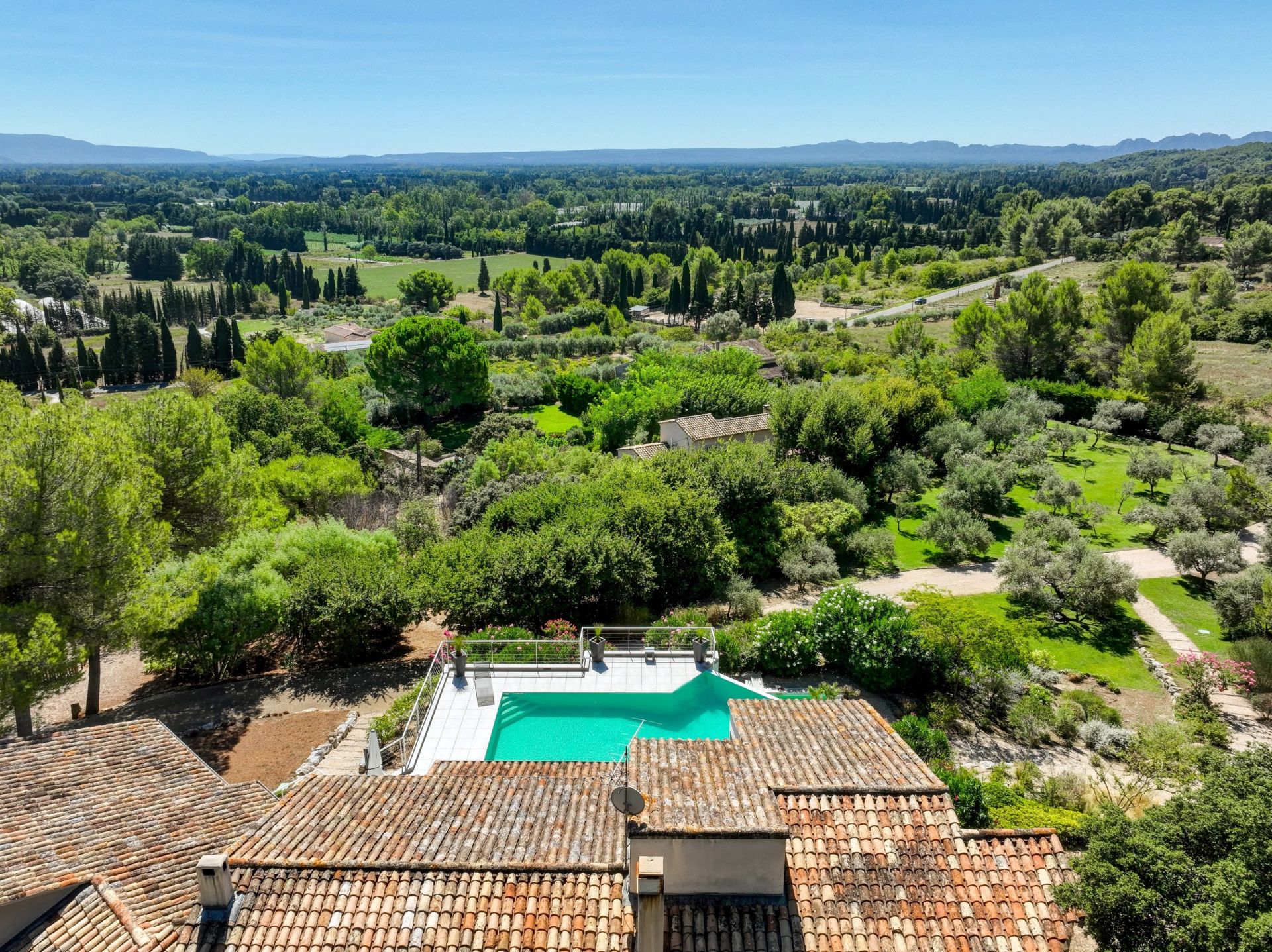 house 9 Rooms for sale on NOVES (13550)