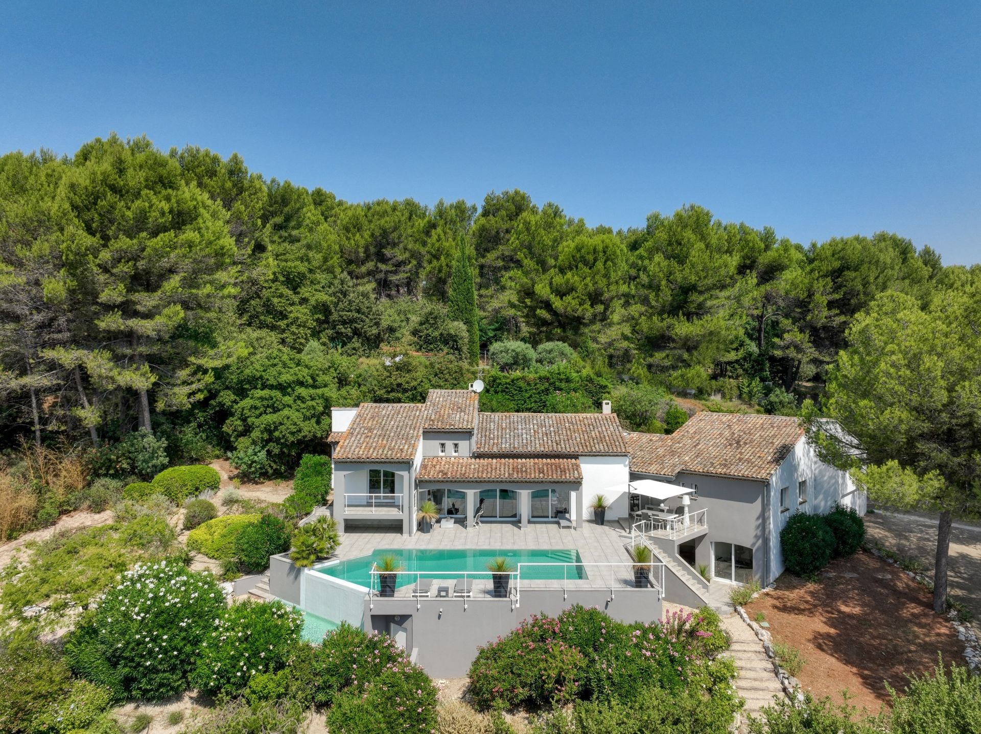 house 9 Rooms for sale on NOVES (13550)
