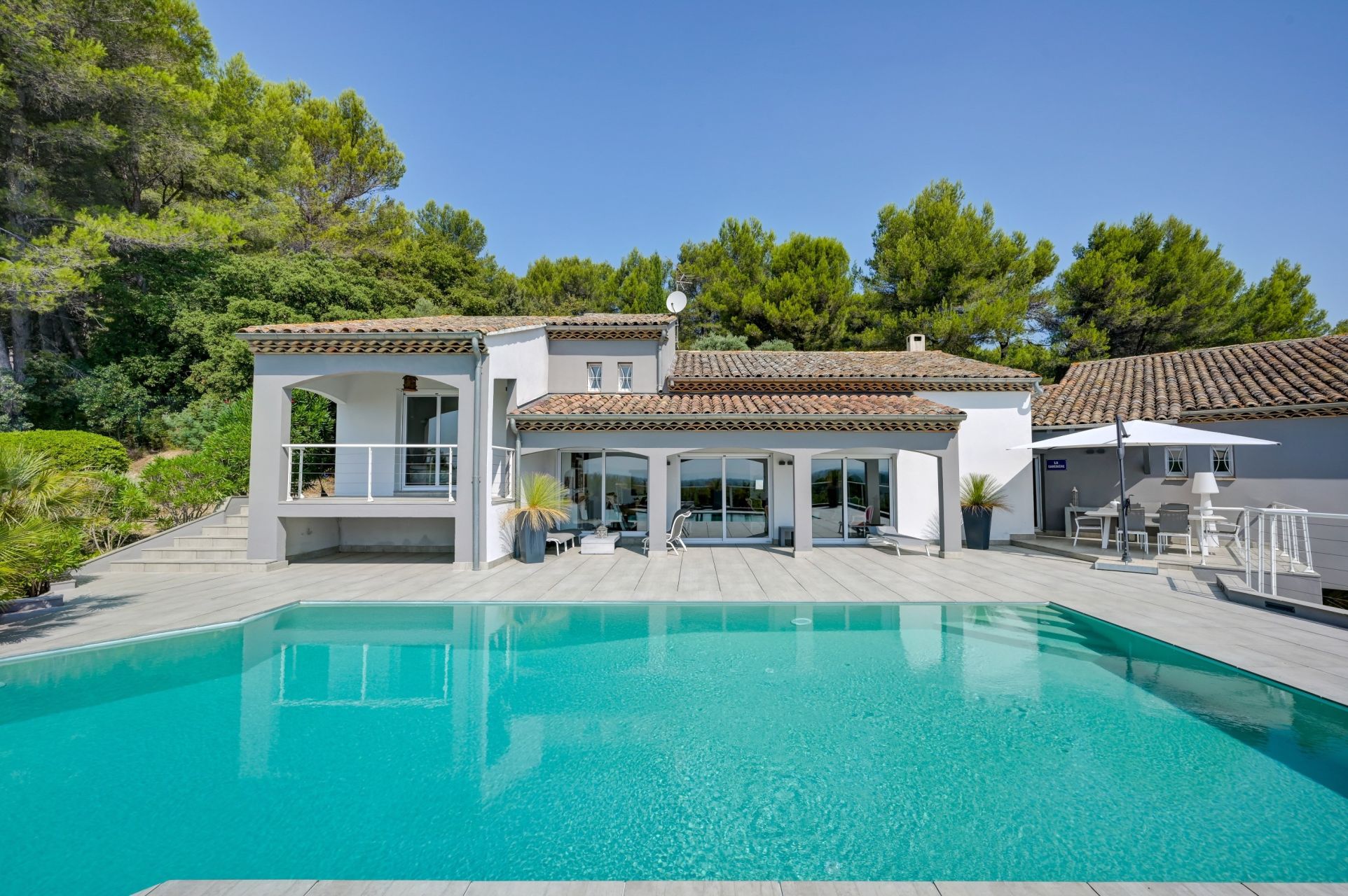 house 9 Rooms for sale on NOVES (13550)