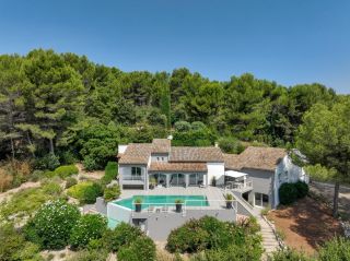 house 9 Rooms for sale on NOVES (13550)