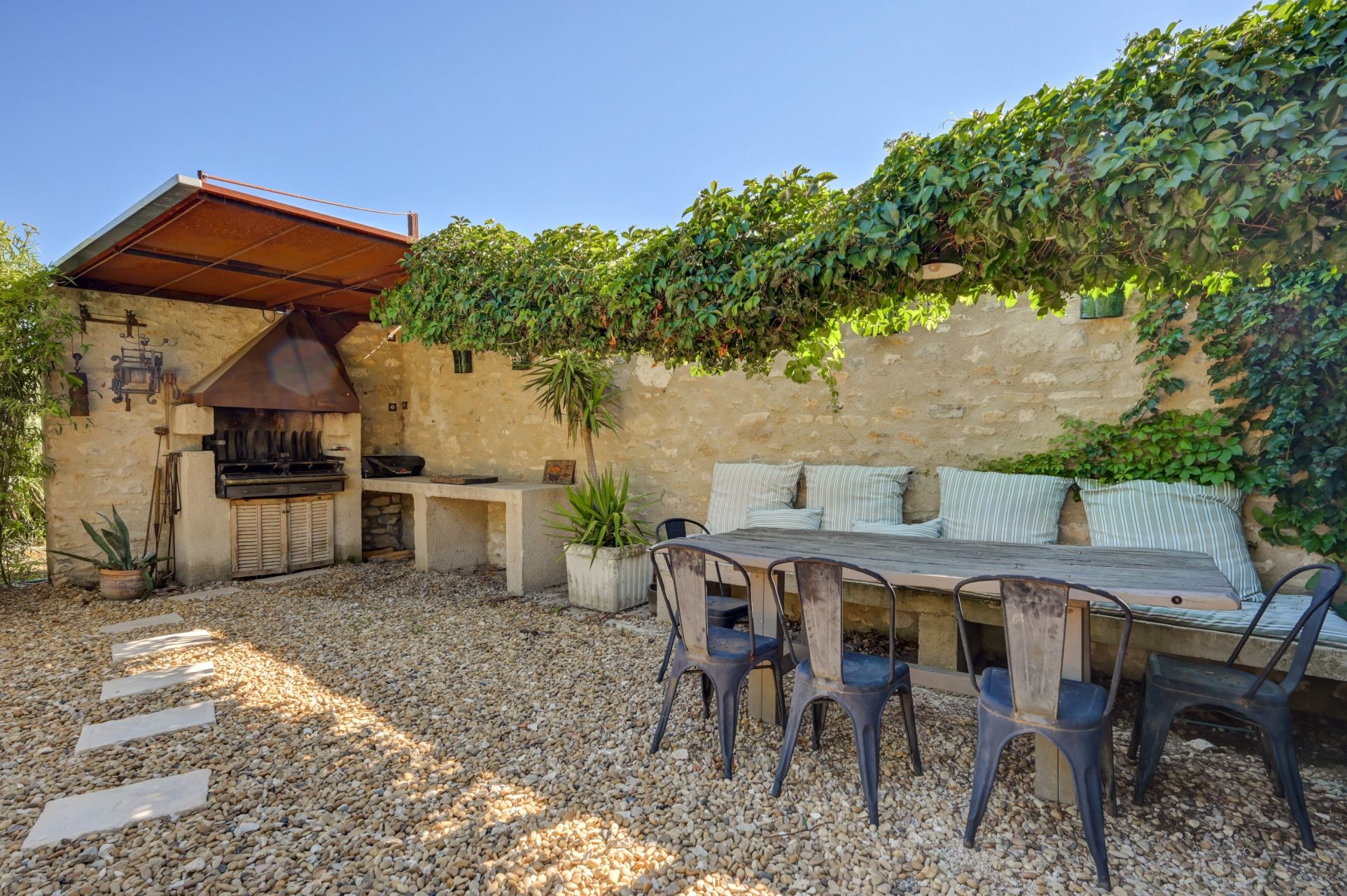 mas 12 Rooms for sale on FONTVIEILLE (13990)
