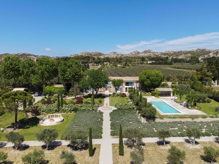 house 8 Rooms for sale on MAUSSANE LES ALPILLES (13520)