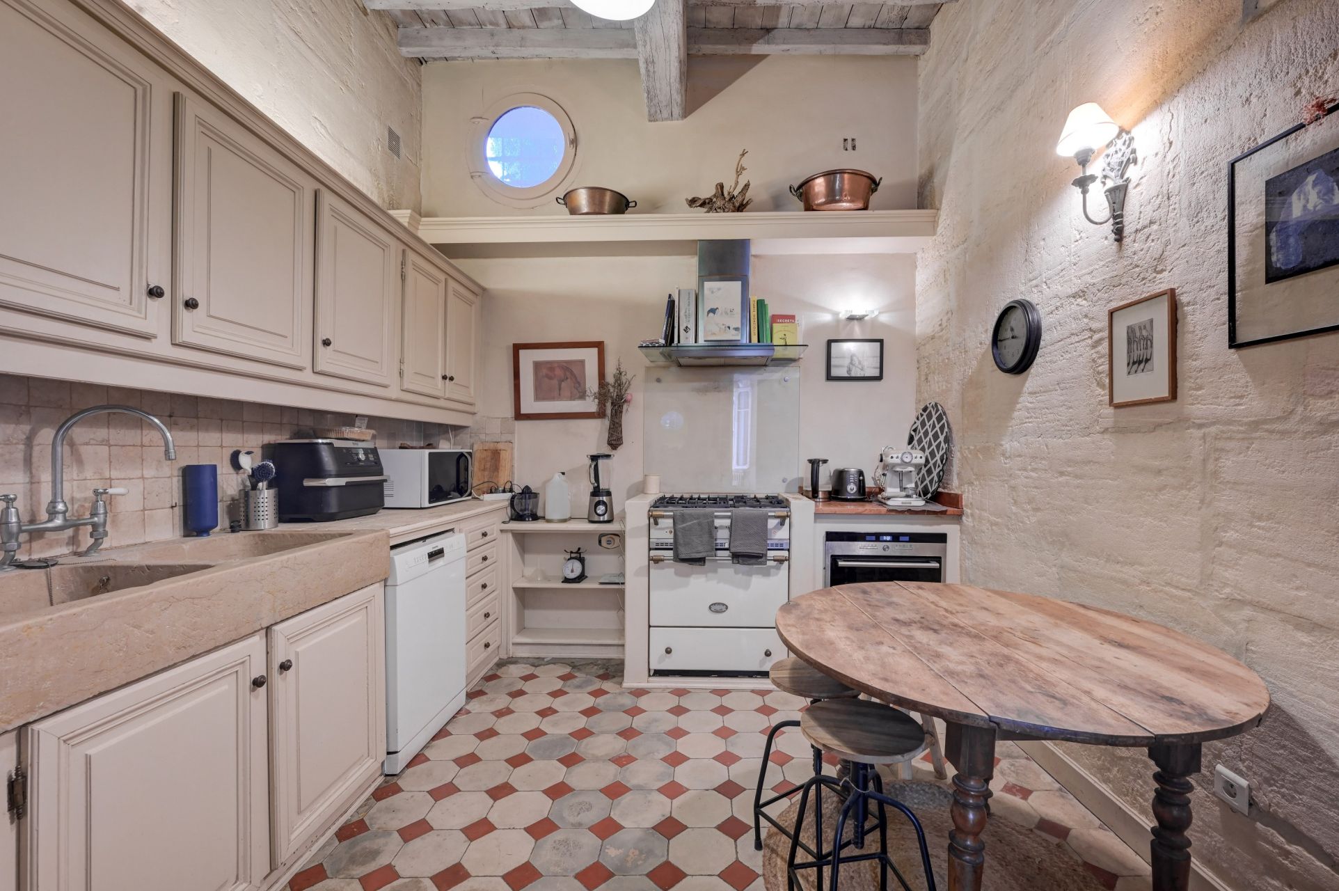 maison 9 Pièces en vente sur FONTVIEILLE (13990)
