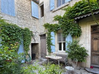maison 9 Pièces en vente sur FONTVIEILLE (13990)