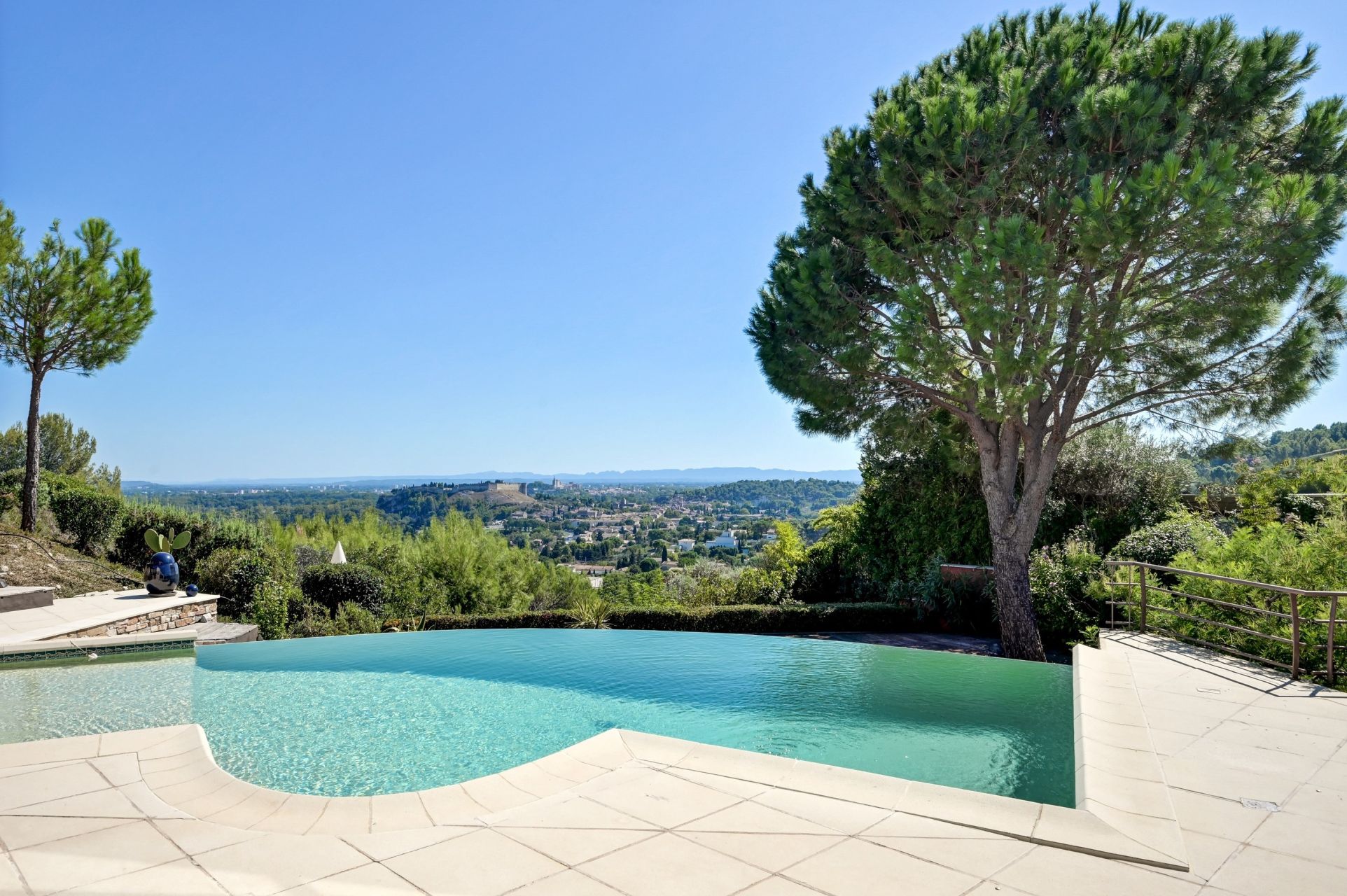 maison 6 Pièces en vente sur VILLENEUVE LES AVIGNON (30400)