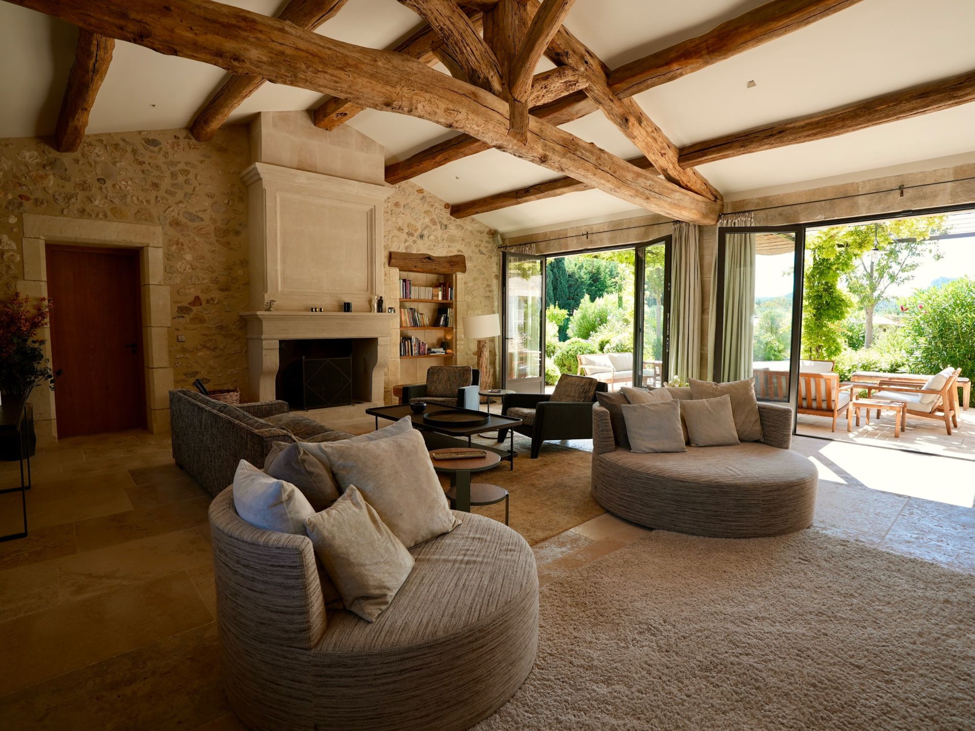 house 10 Rooms for seasonal rent on EYGALIERES (13810)