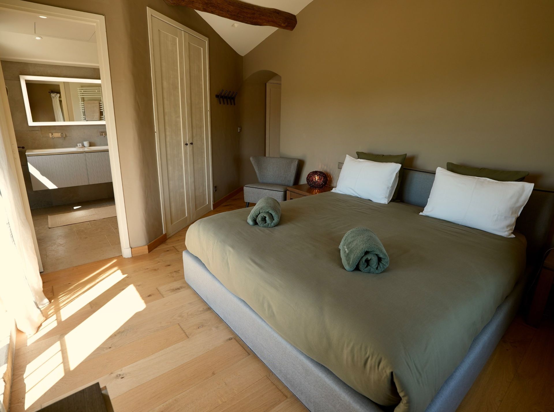 house 10 Rooms for seasonal rent on EYGALIERES (13810)