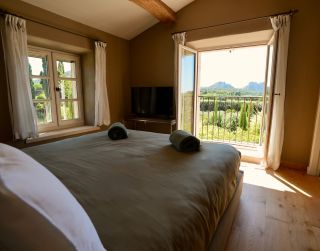 house 10 Rooms for seasonal rent on EYGALIERES (13810)